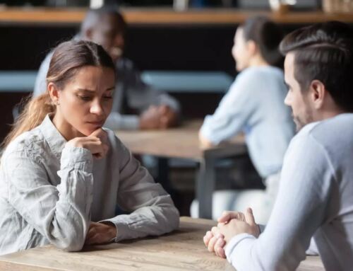 Éviter les conversations difficiles : pourquoi cela nous coûte