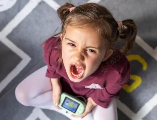 Crises du soir chez l’enfant : pourquoi il craque après l’école