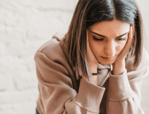 Peur du regard des autres : pourquoi vous n’osez plus agir